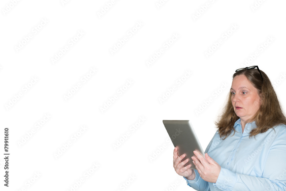 Frau liest eine Überraschung auf Ihrem Tablett