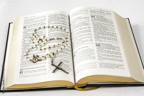 Rosenkranz und Bibel