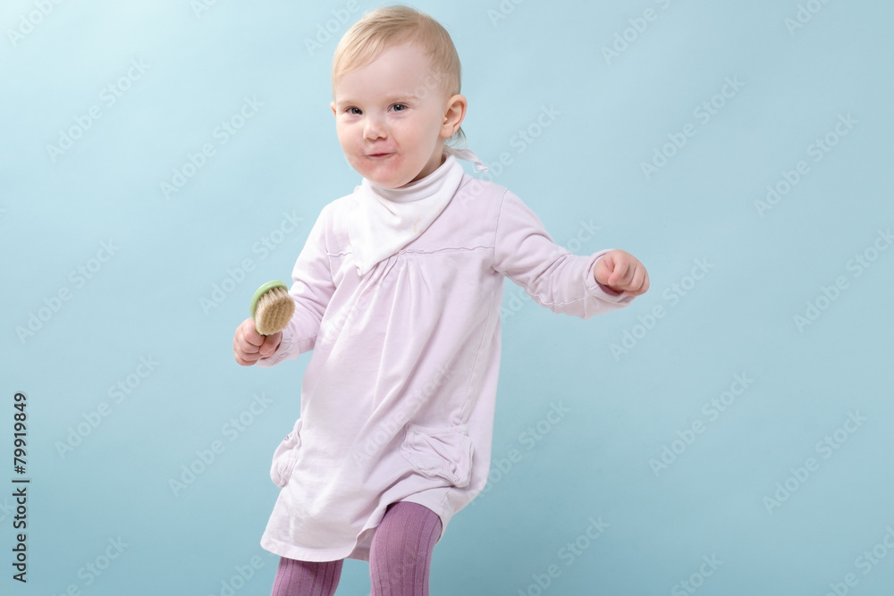 mädchen mit bürste