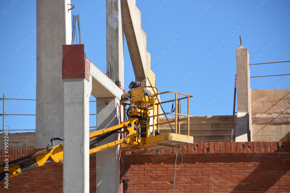 Naklejka premium trabajando sobre una grua