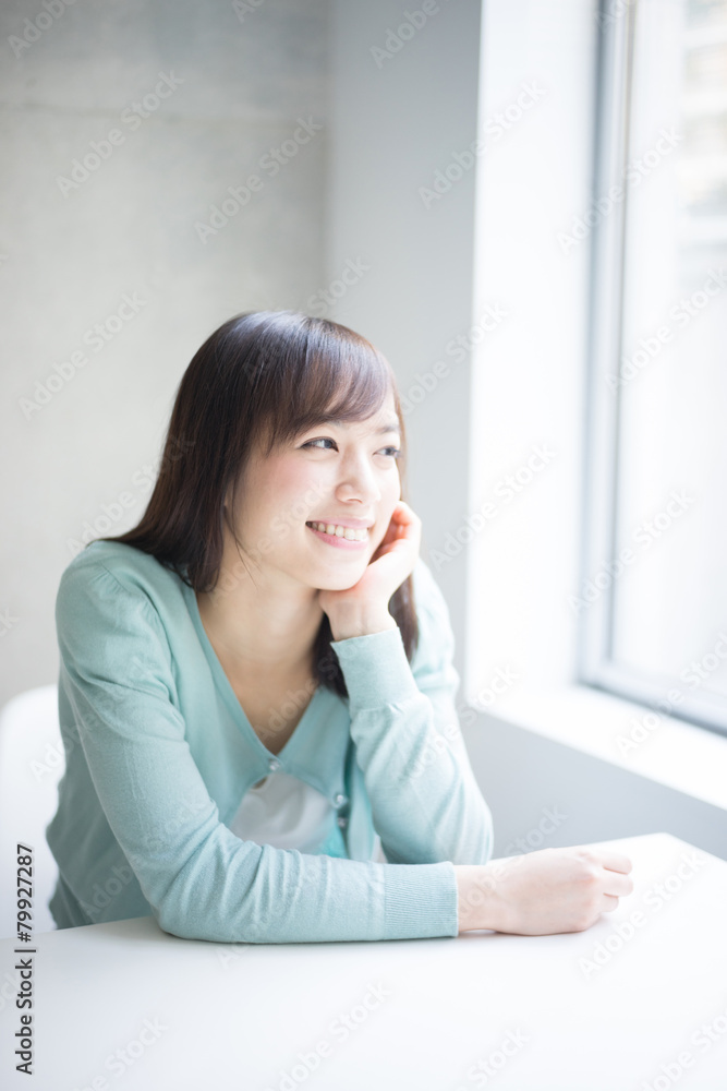 考え事をする女性