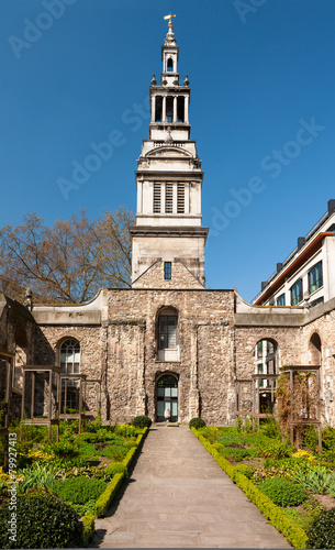 Obraz na plátně Chrystchurch Greyfriars Garden in London