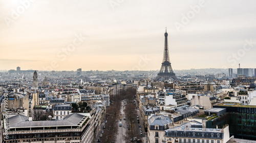 パリ 凱旋門から望むエッフェル塔とパリ市内