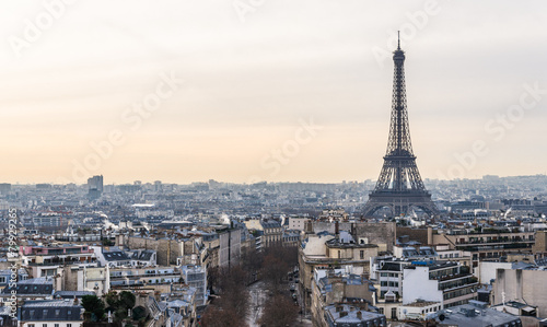 パリ　凱旋門から望むエッフェル塔とパリ市内 © oben901