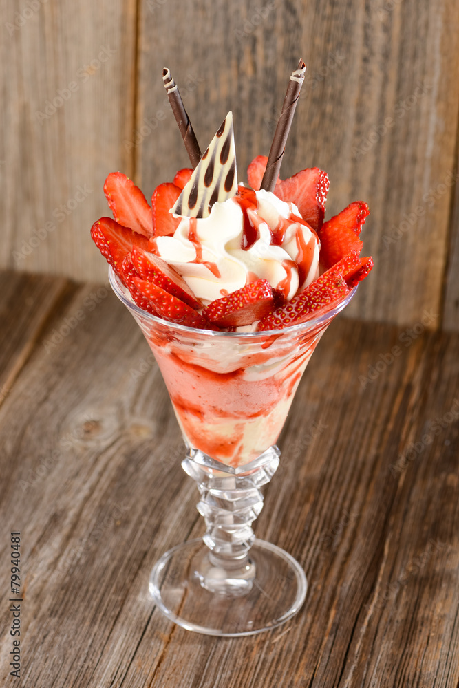 Erdbeer-Eisbecher auf Holzhintergrund Stock-Foto | Adobe Stock