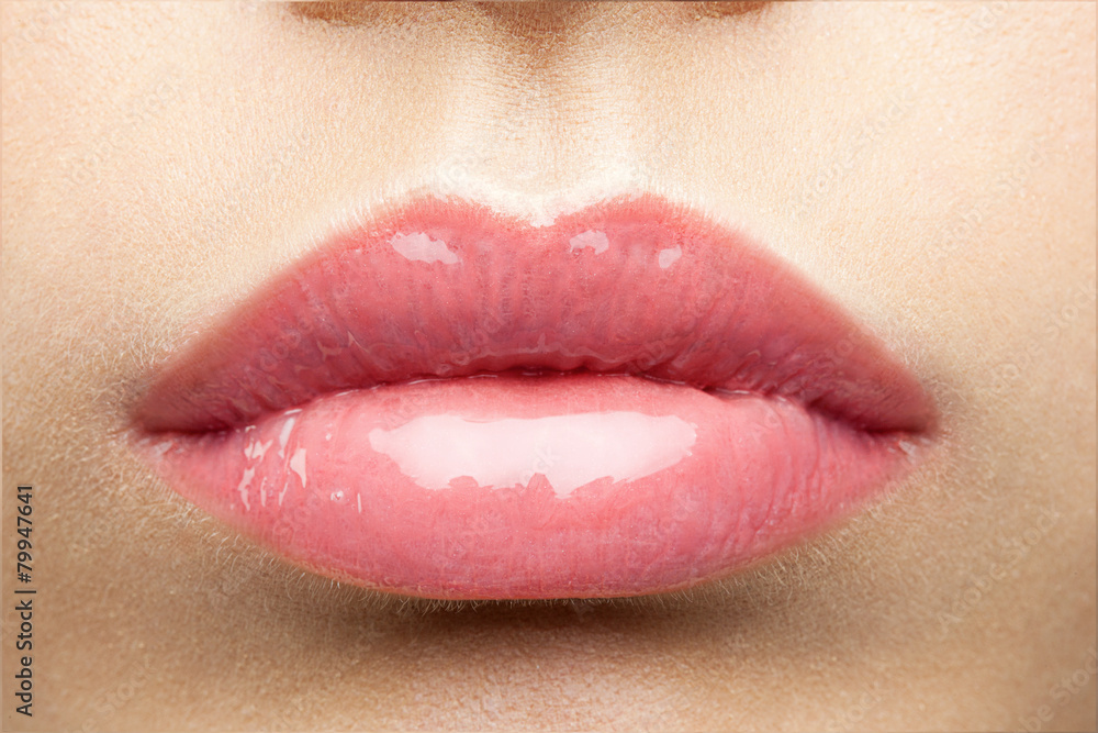 Obraz premium piękno błyszczące różowe usta
