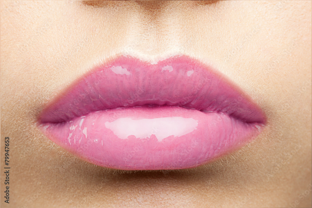 Naklejka premium piękno błyszczące fioletowe usta