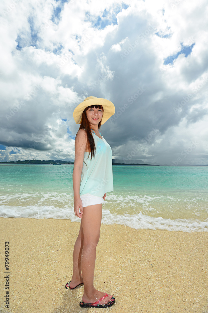 水納島のビーチで遊ぶ笑顔の女性