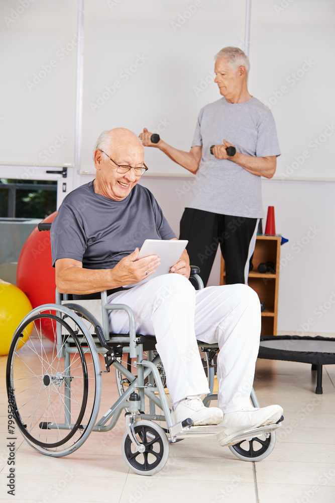 Mann im Rollstuhl mit Tablet Computer Mann im Rollstuhl mit Tablet Computer
