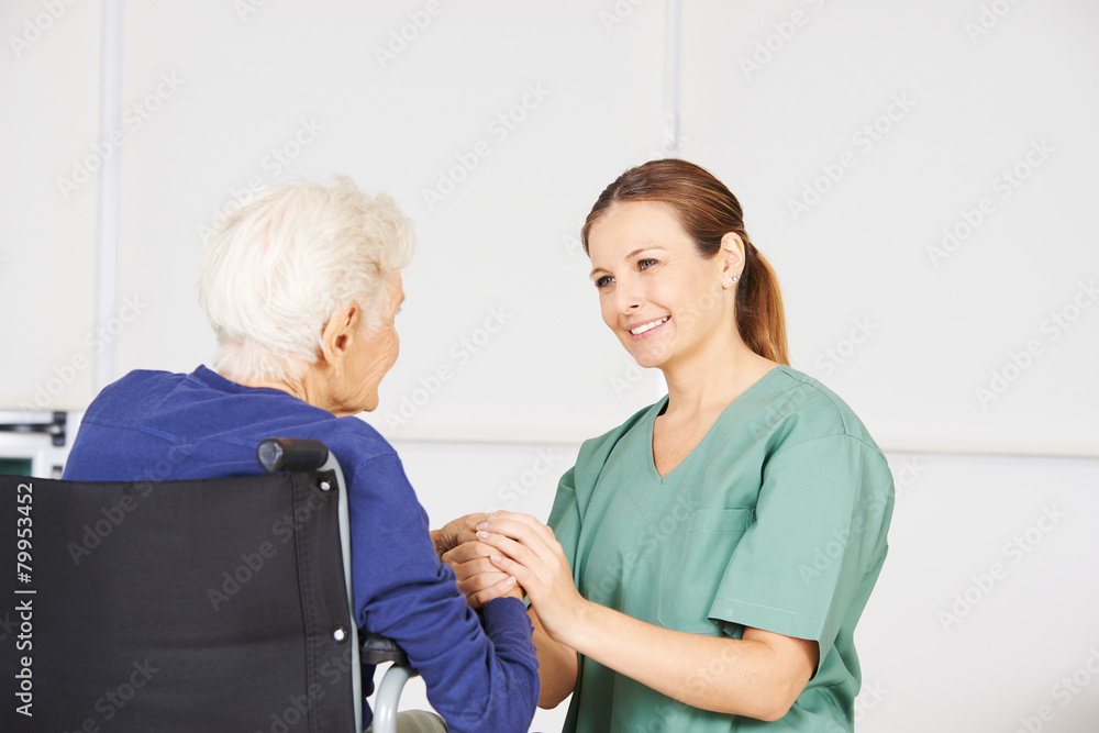 Alte Frau als Patientin mit Krankenschwester Alte Frau als Patientin mit Krankenschwester