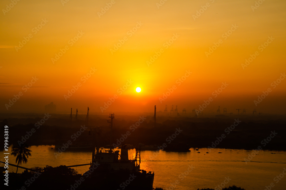 Obraz premium Sunrise on the Saigon River