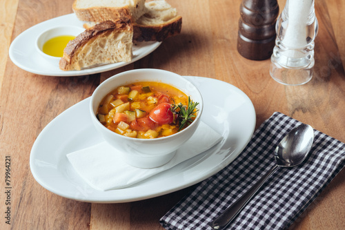 Mediterrane Suppe mit Brotteller u Olivenöl // Ansicht von vorne