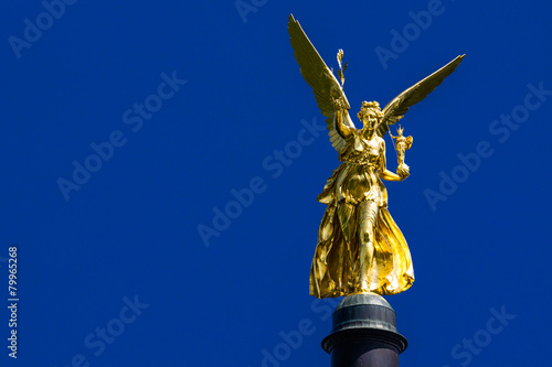 Friedensengel glänzt im blauen Münchner Himmel photo