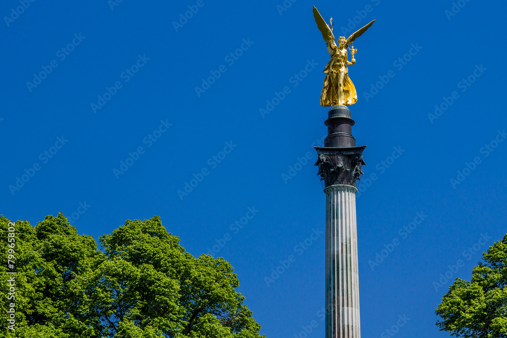 Naklejka premium Friedensengel glänzt goldig im Himmel von München