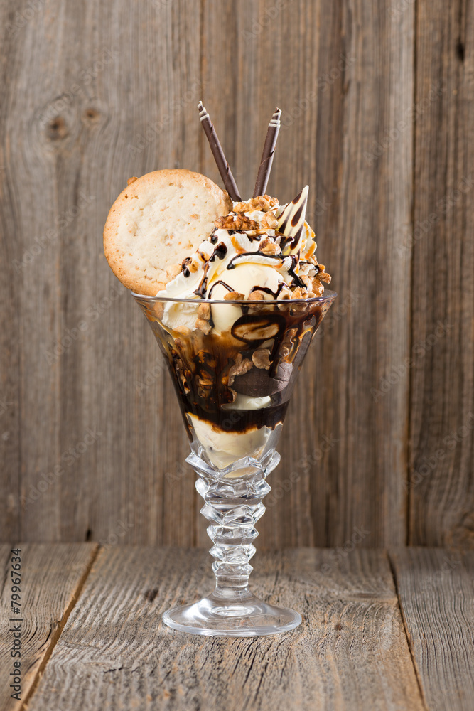 Nuss-Eisbecher auf Holzhintergrund Nuss-Eisbecher auf Holzhintergrund