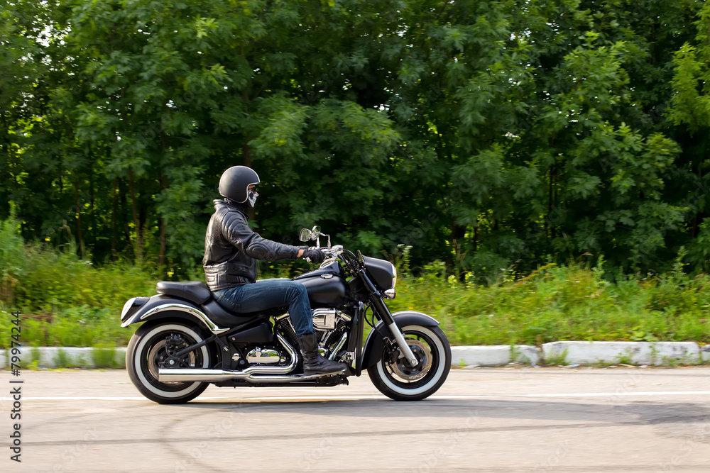 Obraz premium zwolnione tempo, rowerzysta jadący na nieznanym motocyklu z rozmyciem ruchu,