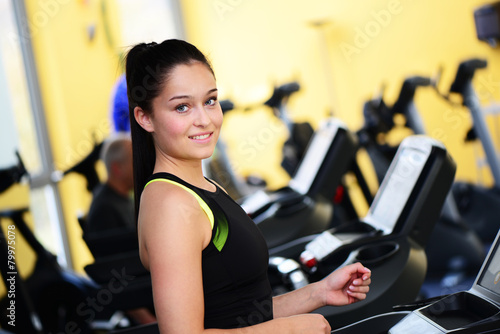 Junge Frau auf dem Laufband photo