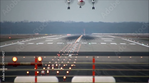 Propellerflugzeug landend und Zug in der Ferne