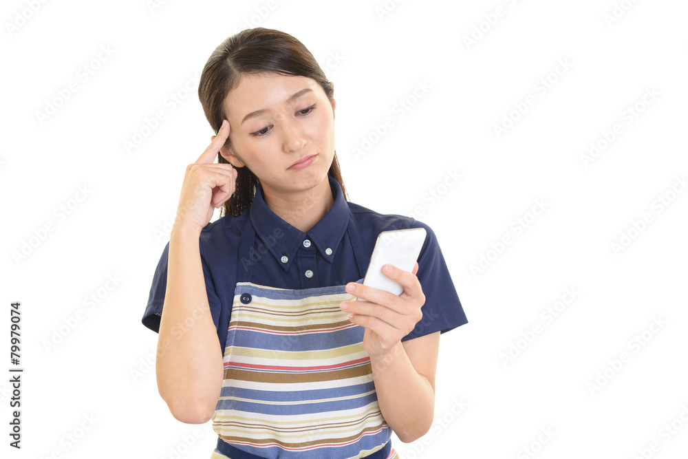 Fototapeta premium スマートフォンを持つ主婦