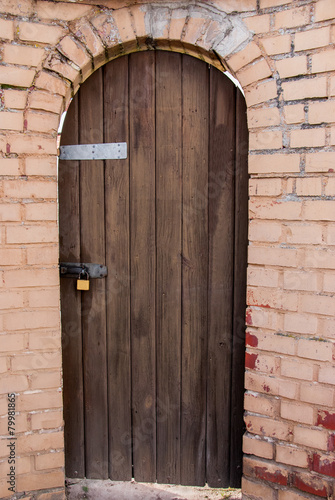 Holztür in Steinmauer