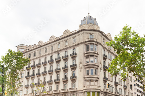 Haus in Spanien - Hausfassade und Bäume