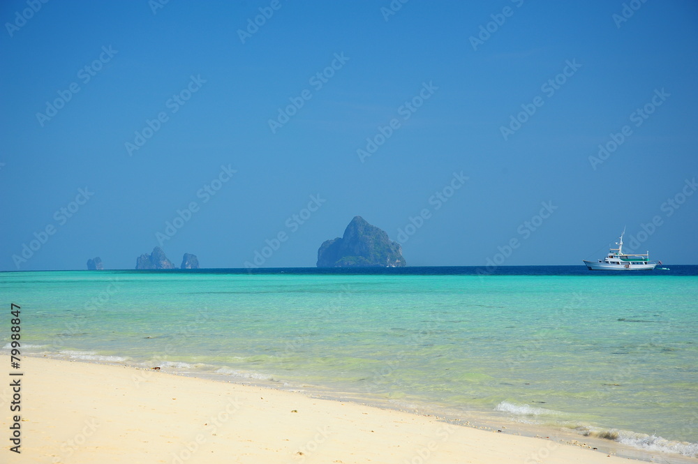 Fototapeta premium White Sand Beach on Paradise Island