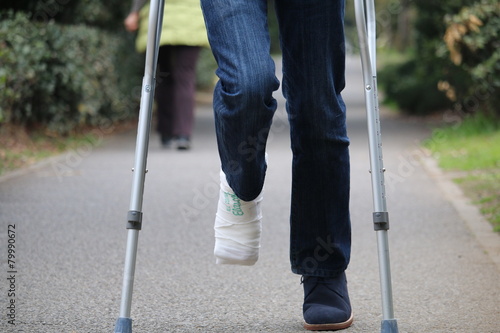 松葉杖で移動する人