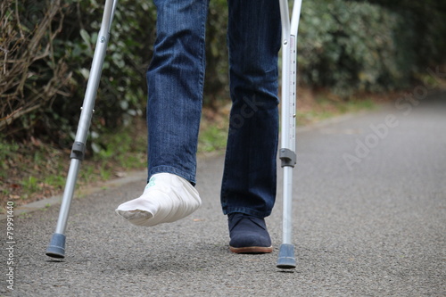 松葉杖で移動する人
