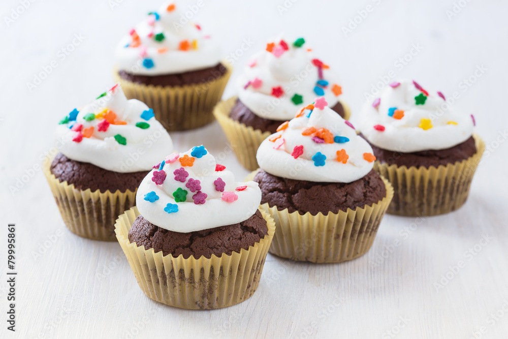 Chocolate cupcakes with white icing Chocolate cupcakes with white icing
