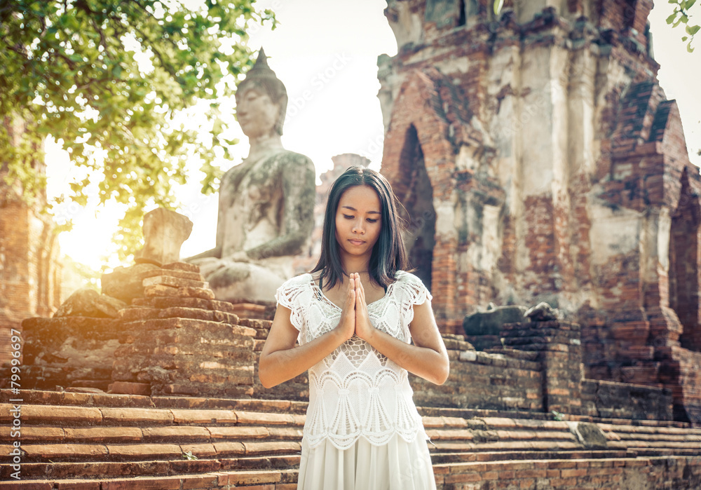 thai woman praying in ayutthaya