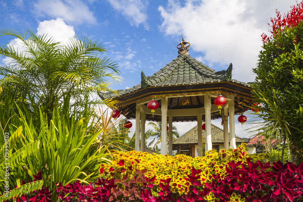 Obraz premium Gazebo under blue sly.