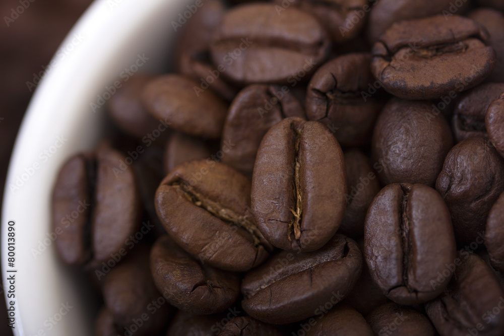 Naklejka premium Макро зерна кофе