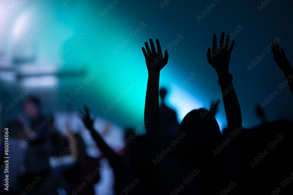 Fototapeta premium koncert muzyki chrześcijańskiej z podniesioną ręką