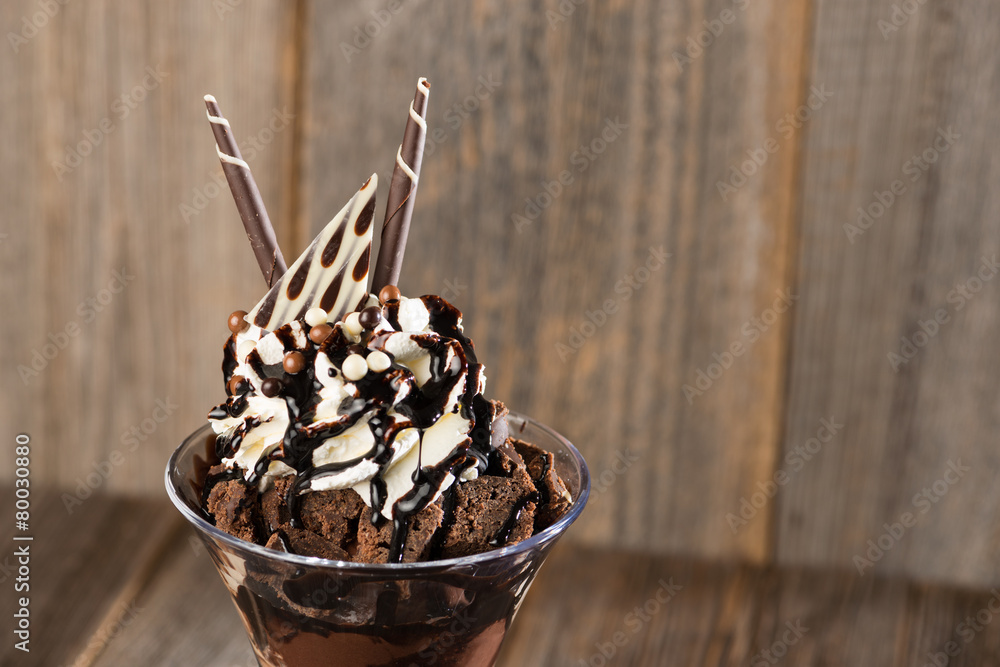 Schokoladen-Eisbecher auf Holzhintergrund Stock-Foto | Adobe Stock