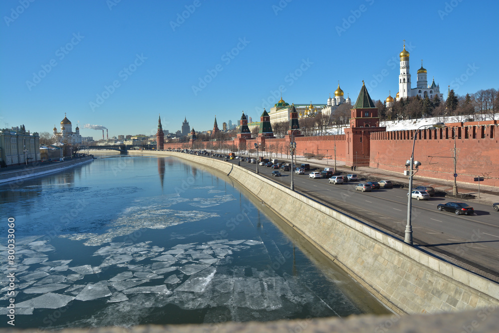 Fototapeta premium Kremlin embankment, wall and churches of the Kremlin.