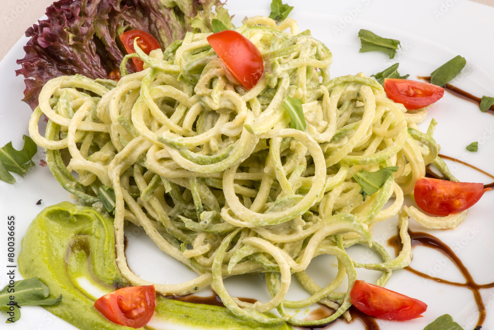 Vegan spaghetti of zucchini
