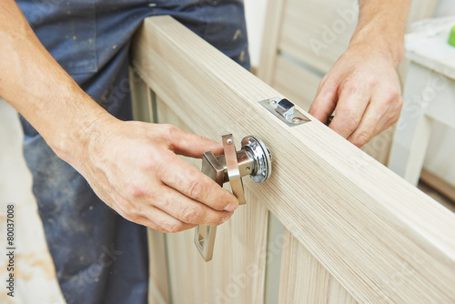 Billede på lærred carpenter at door lock installation