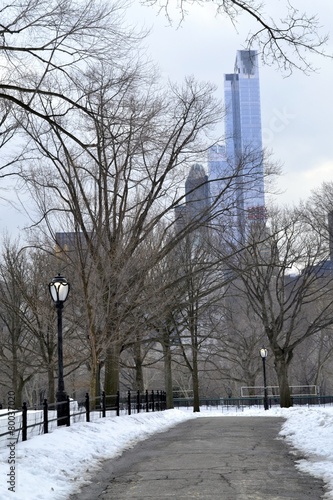Path between the snow in Central Park © rmbarricarte