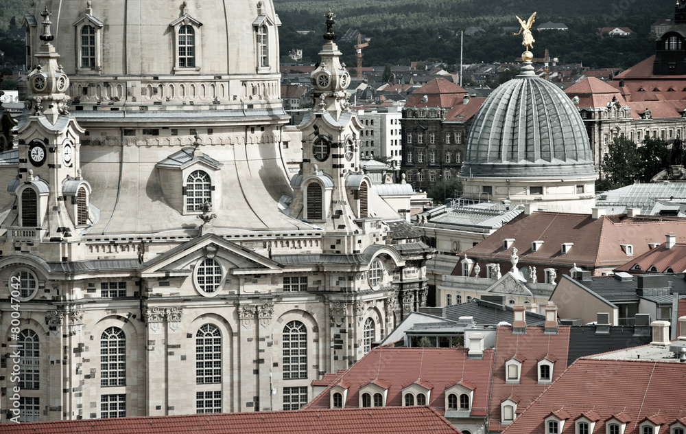 Obraz premium Closeuop on Frauenkirche and roofs of Dresden