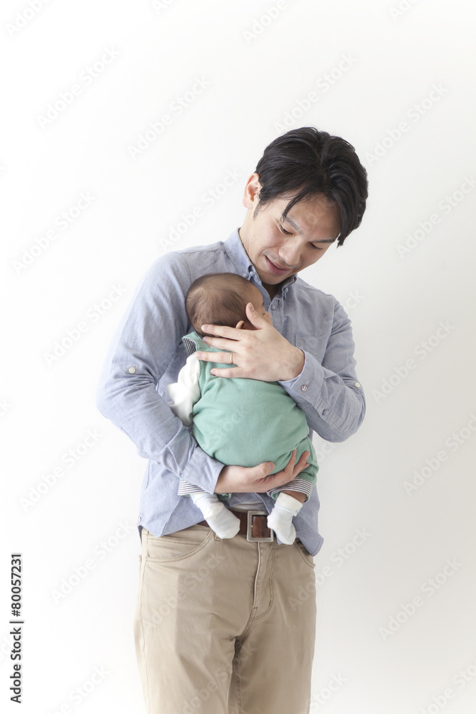 赤ちゃんをだっこする男性 赤ちゃんをだっこする男性