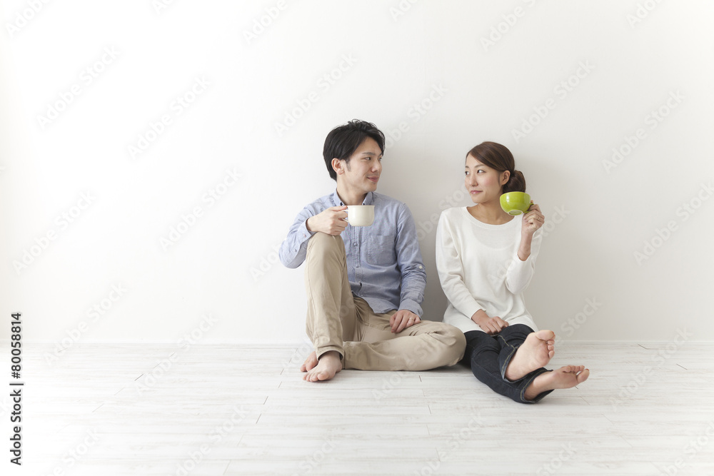 コーヒーを飲むカップル コーヒーを飲むカップル