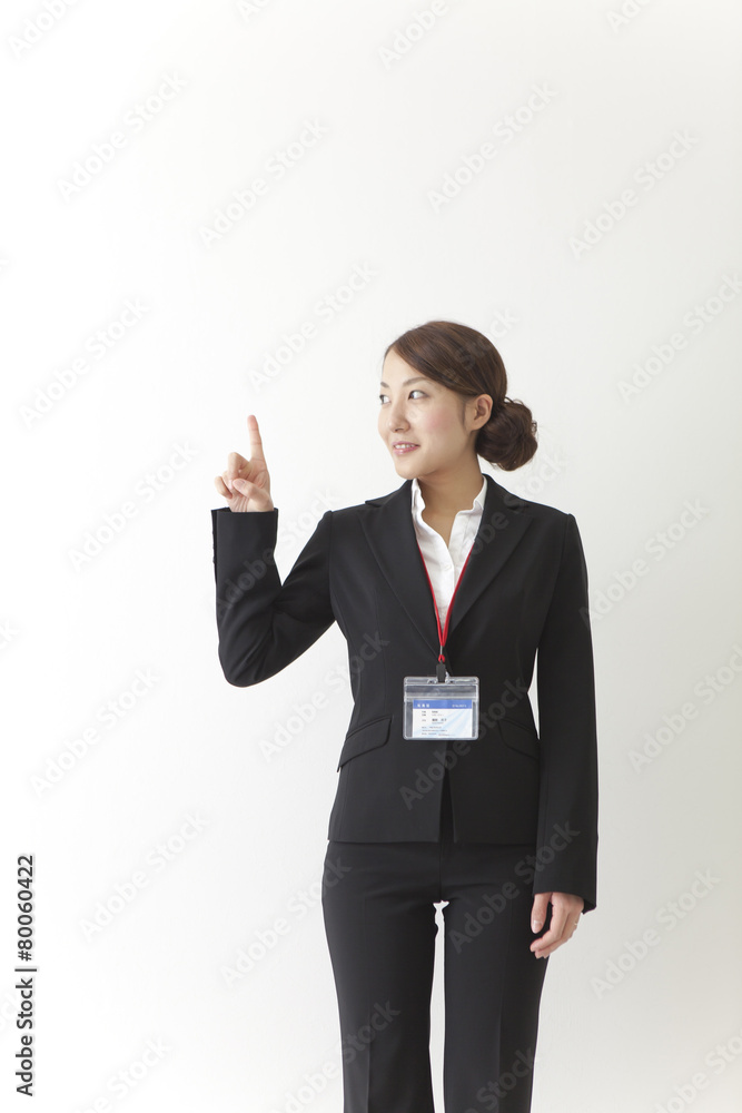 案内する女性社員