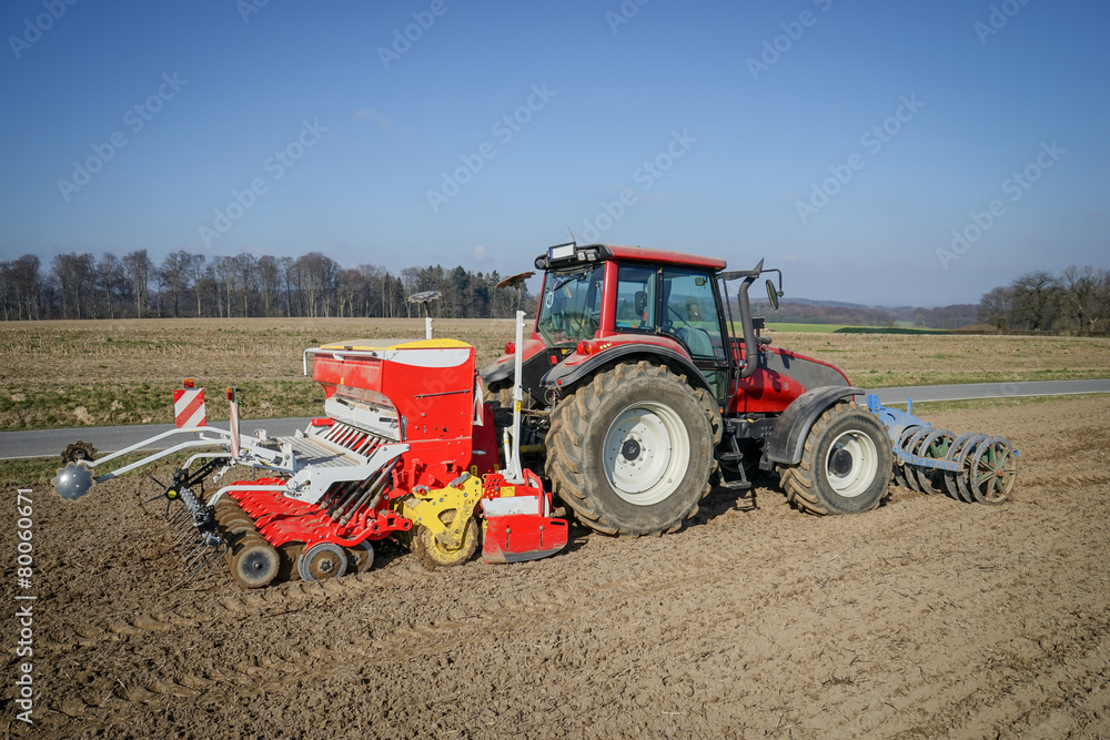 Getreidebau, Ackerschlepper mit Sämaschine von der Seite Getreidebau, Ackerschlepper mit Sämaschine von der Seite