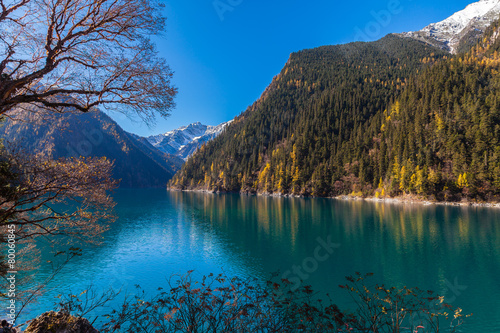 Tableau sur toile Beautiful lake in Jiuzhaigou national park