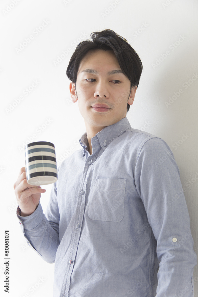 コーヒーを飲む男性 コーヒーを飲む男性
