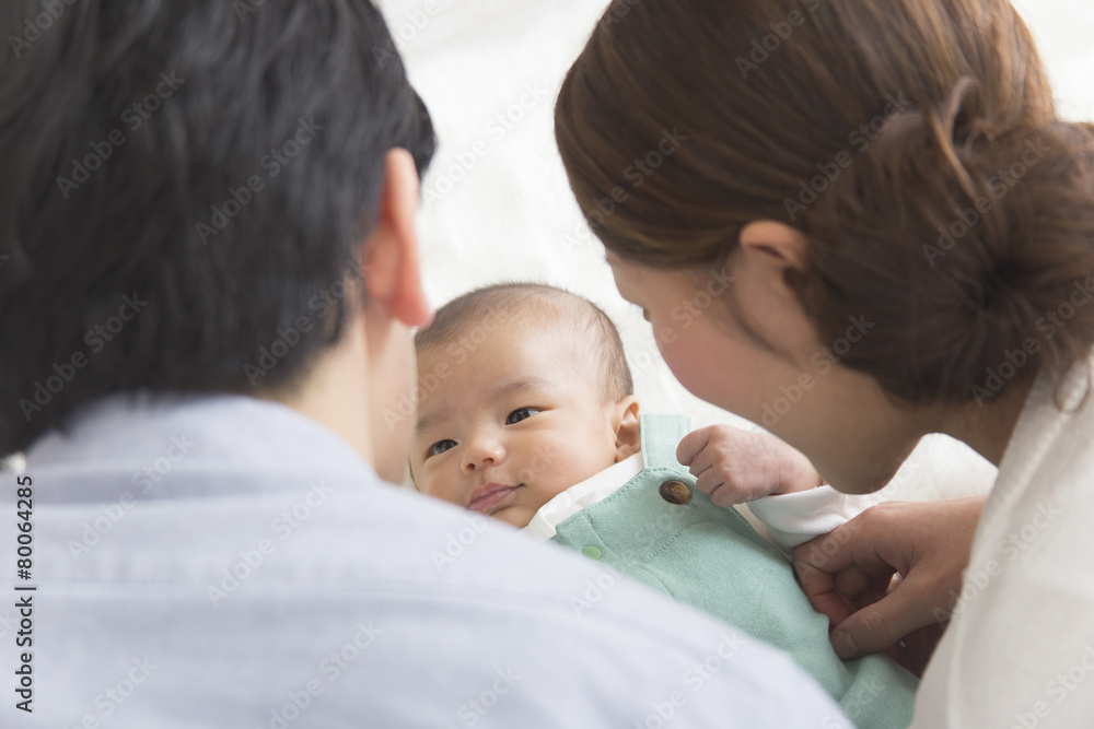 赤ちゃんをあやす夫婦 赤ちゃんをあやす夫婦