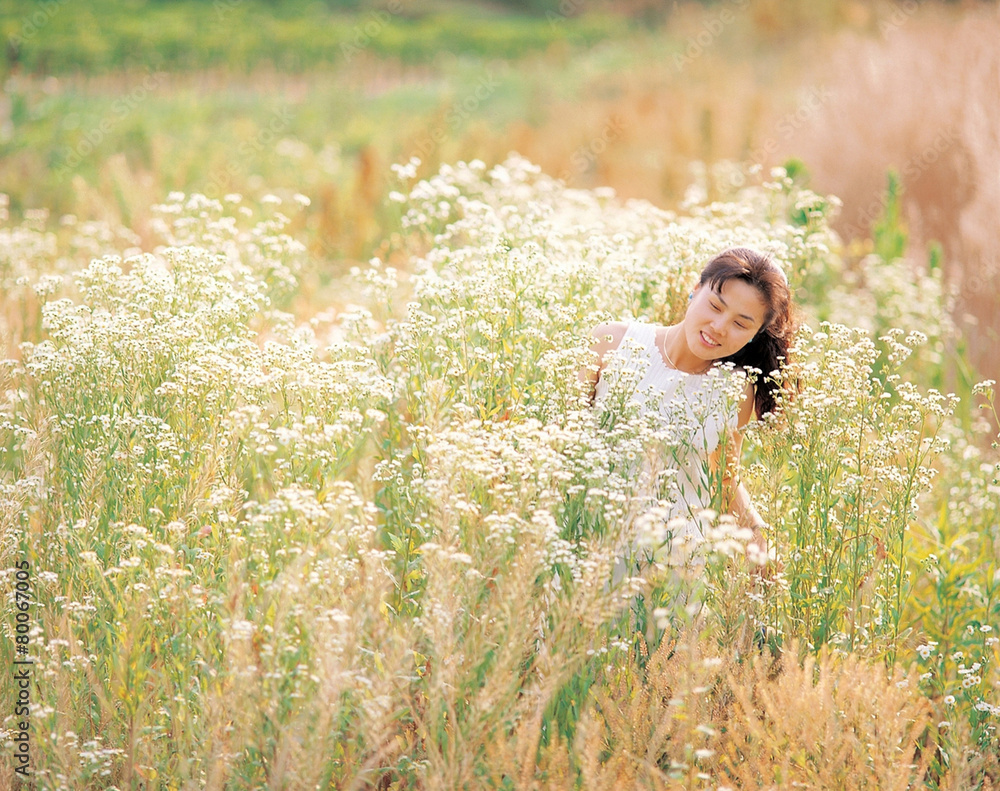 꽃밭의 여인 Stock 写真 | Adobe Stock