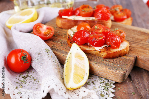 Slices of white toasted bread with canned tomatoes and lime