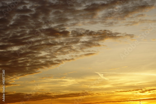Gelber Sonnenuntergang mit Wolkenformationen