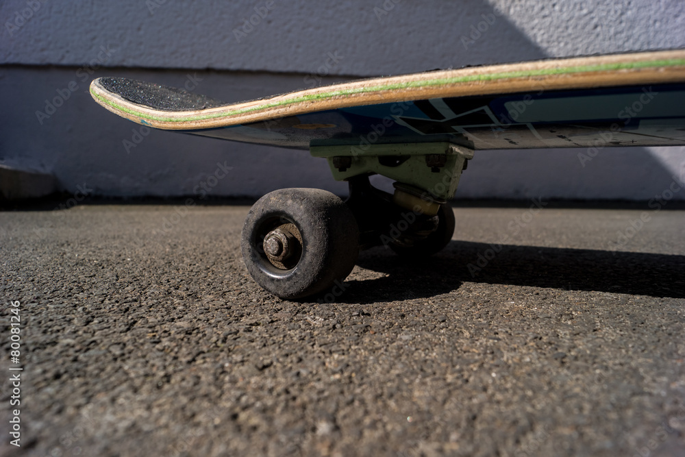 Naklejka premium Skateboard auf Asphalt Fokus auf Rolle